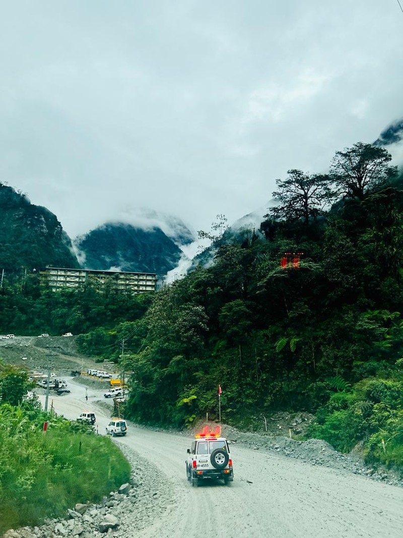 Presiden Joko Widodo dan Ibu Iriana Joko Widodo bersama rombongan dengan mengendarai kendaraan roda empat menuju Tambang Grasberg milik PT Freeport Indonesia (PTFI) di Distrik Tembagapura, Kabupaten Mimika pada Kamis, 1 September 2022 pukul 07.00 Waktu Indonesia Timur (WIT). (Dok: Biro Pers Sekretariat Presiden)