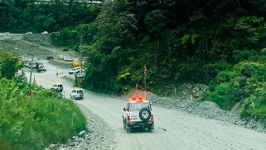 Presiden Joko Widodo dan Ibu Iriana Joko Widodo bersama rombongan dengan mengendarai kendaraan roda empat menuju Tambang Grasberg milik PT Freeport Indonesia (PTFI) di Distrik Tembagapura, Kabupaten Mimika pada Kamis, 1 September 2022 pukul 07.00 Waktu Indonesia Timur (WIT). (Dok: Biro Pers Sekretariat Presiden)