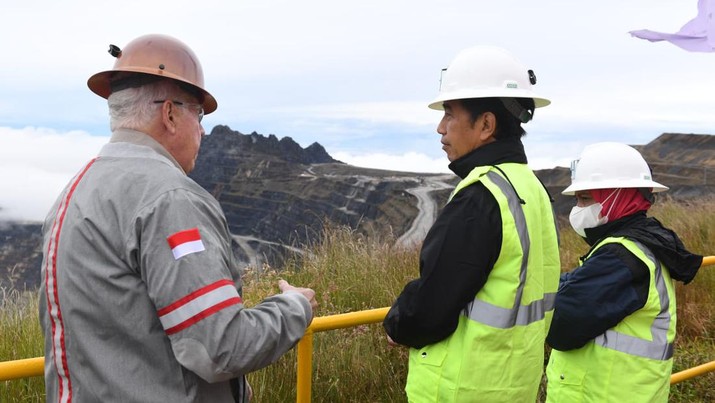 Presiden Joko Widodo dan Ibu Iriana Joko Widodo meninjau Tambang Grasberg milik PT Freeport Indonesia (PTFI) di Distrik Tembagapura, Kabupaten Mimika pada Kamis, 1 September 2022. Di Grasberg, Presiden dan Ibu Iriana mengunjungi Museum Bunaken untuk mendapatkan penjelasan tentang sejarah pertambangan PTFI. (Dok: Biro Pers Sekretariat Presiden)