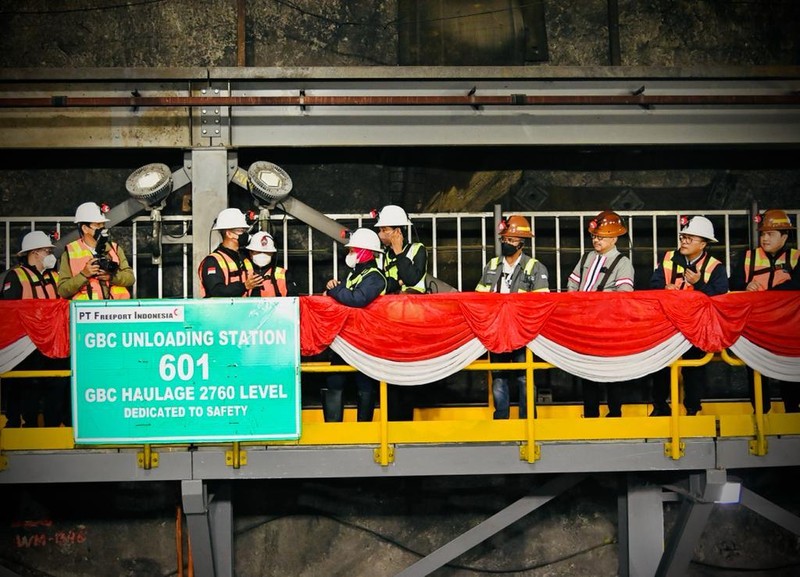 Dalam perjalanan menuju pertambangan bawah tanah, Kamis 1 September 2022, Presiden singgah di Deep Mill Level Zone (DMLZ) underground, Kabupaten Mimika. Di tempat itulah terdapat Masjid Al Baabul Munawwar dan Gereja Oikumene Soteria. (Dok: Biro Pers Sekretariat Presiden) Dalam perjalanan menuju pertambangan bawah tanah, Kamis 1 September 2022, Presiden singgah di Deep Mill Level Zone (DMLZ) underground, Kabupaten Mimika. Di tempat itulah terdapat Masjid Al Baabul Munawwar dan Gereja Oikumene Soteria. (Dok: Biro Pers Sekretariat Presiden)