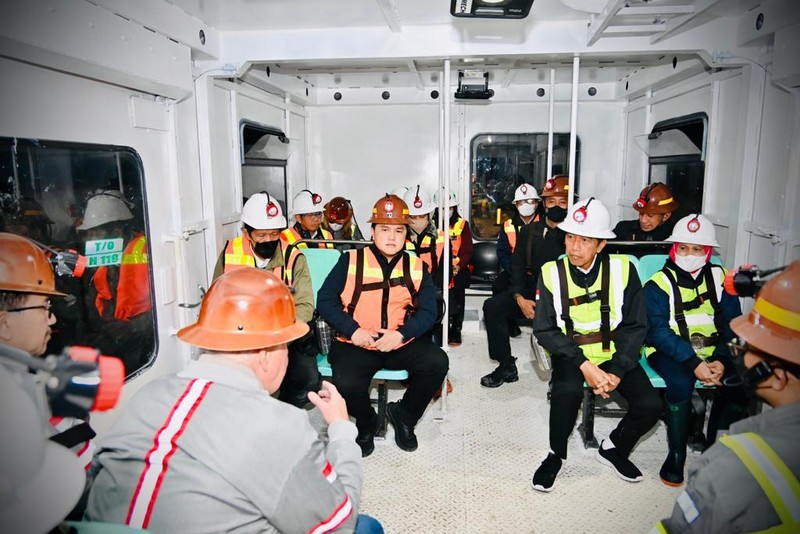 Dalam perjalanan menuju pertambangan bawah tanah, Kamis 1 September 2022, Presiden singgah di Deep Mill Level Zone (DMLZ) underground, Kabupaten Mimika. Di tempat itulah terdapat Masjid Al Baabul Munawwar dan Gereja Oikumene Soteria. (Dok: Biro Pers Sekretariat Presiden) Dalam perjalanan menuju pertambangan bawah tanah, Kamis 1 September 2022, Presiden singgah di Deep Mill Level Zone (DMLZ) underground, Kabupaten Mimika. Di tempat itulah terdapat Masjid Al Baabul Munawwar dan Gereja Oikumene Soteria. (Dok: Biro Pers Sekretariat Presiden)