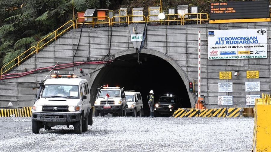 Presiden Joko Widodo dan Ibu Negara Iriana Joko Widodo melihat langsung proses dan aktivitas penambangan bawah tanah yang terletak di Grasberg Block Cave (GBC) underground, Kabupaten Mimika. Presiden dan rombongan tiba di lokasi tersebut pada Kamis, 1 September 2022 sekitar pukul 11.15 Waktu Indonesia Timur (WIT). (Dok: Biro Pers Sekretariat Presiden)