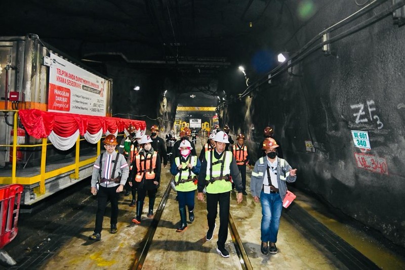 Dalam perjalanan menuju pertambangan bawah tanah, Kamis 1 September 2022, Presiden singgah di Deep Mill Level Zone (DMLZ) underground, Kabupaten Mimika. Di tempat itulah terdapat Masjid Al Baabul Munawwar dan Gereja Oikumene Soteria. (Dok: Biro Pers Sekretariat Presiden) Dalam perjalanan menuju pertambangan bawah tanah, Kamis 1 September 2022, Presiden singgah di Deep Mill Level Zone (DMLZ) underground, Kabupaten Mimika. Di tempat itulah terdapat Masjid Al Baabul Munawwar dan Gereja Oikumene Soteria. (Dok: Biro Pers Sekretariat Presiden)