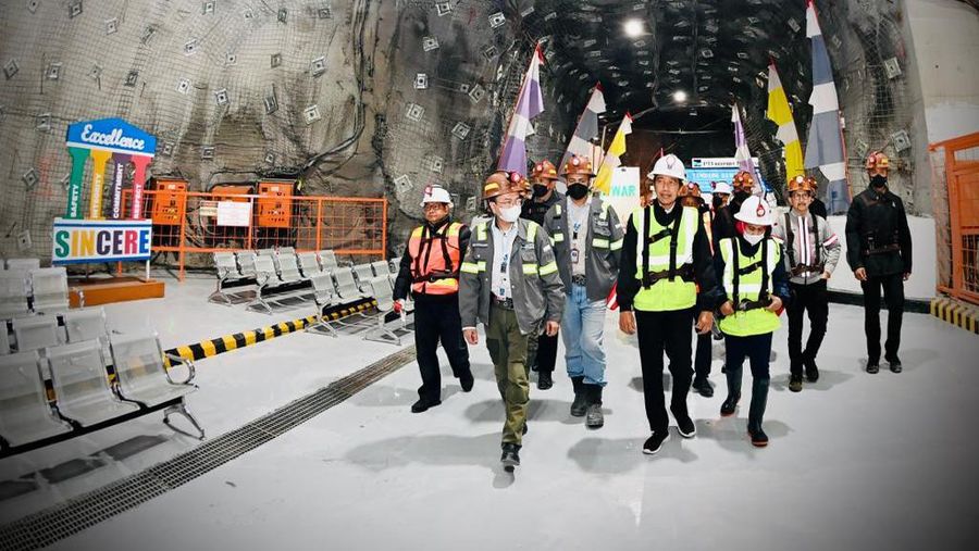 Presiden Joko Widodo dan Ibu Negara Iriana Joko Widodo melihat langsung proses dan aktivitas penambangan bawah tanah yang terletak di Grasberg Block Cave (GBC) underground, Kabupaten Mimika. Presiden dan rombongan tiba di lokasi tersebut pada Kamis, 1 September 2022 sekitar pukul 11.15 Waktu Indonesia Timur (WIT). (Dok: Biro Pers Sekretariat Presiden)