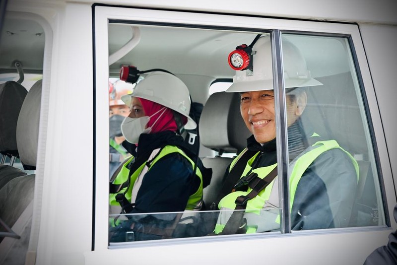 Presiden Joko Widodo dan Ibu Iriana Joko Widodo bersama rombongan dengan mengendarai kendaraan roda empat menuju Tambang Grasberg milik PT Freeport Indonesia (PTFI) di Distrik Tembagapura, Kabupaten Mimika pada Kamis, 1 September 2022 pukul 07.00 Waktu Indonesia Timur (WIT). (Dok: Biro Pers Sekretariat Presiden) Presiden Joko Widodo dan Ibu Iriana Joko Widodo bersama rombongan dengan mengendarai kendaraan roda empat menuju Tambang Grasberg milik PT Freeport Indonesia (PTFI) di Distrik Tembagapura, Kabupaten Mimika pada Kamis, 1 September 2022 pukul 07.00 Waktu Indonesia Timur (WIT). (Dok: Biro Pers Sekretariat Presiden)