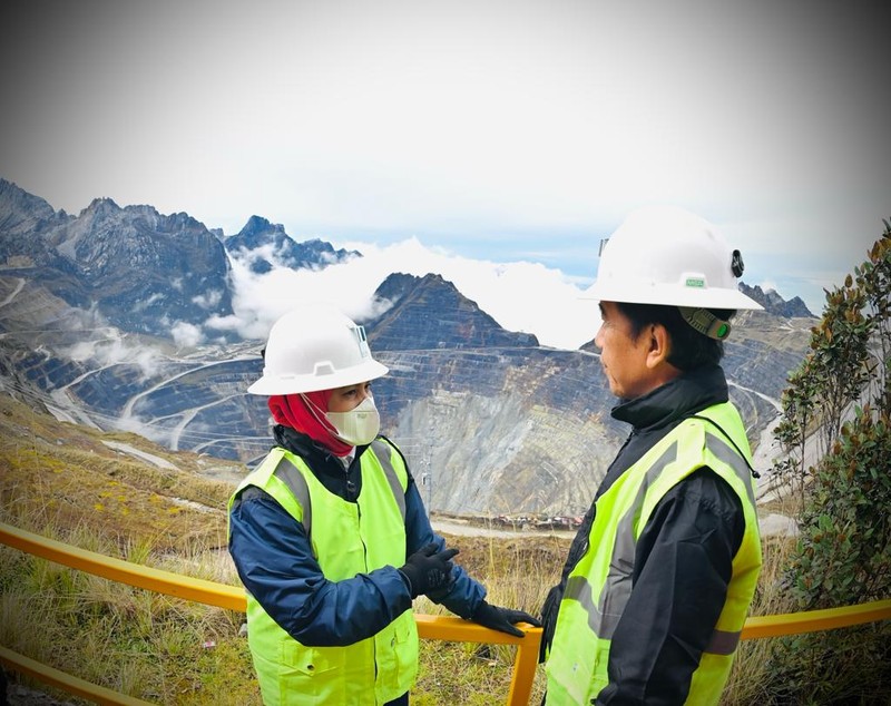 Presiden Joko Widodo dan Ibu Iriana Joko Widodo bersama rombongan dengan mengendarai kendaraan roda empat menuju Tambang Grasberg milik PT Freeport Indonesia (PTFI) di Distrik Tembagapura, Kabupaten Mimika pada Kamis, 1 September 2022 pukul 07.00 Waktu Indonesia Timur (WIT). (Dok: Biro Pers Sekretariat Presiden) Presiden Joko Widodo dan Ibu Iriana Joko Widodo bersama rombongan dengan mengendarai kendaraan roda empat menuju Tambang Grasberg milik PT Freeport Indonesia (PTFI) di Distrik Tembagapura, Kabupaten Mimika pada Kamis, 1 September 2022 pukul 07.00 Waktu Indonesia Timur (WIT). (Dok: Biro Pers Sekretariat Presiden)