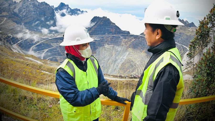 Presiden Joko Widodo dan Ibu Iriana Joko Widodo bersama rombongan dengan mengendarai kendaraan roda empat menuju Tambang Grasberg milik PT Freeport Indonesia (PTFI) di Distrik Tembagapura, Kabupaten Mimika pada Kamis, 1 September 2022 pukul 07.00 Waktu Indonesia Timur (WIT). (Dok: Biro Pers Sekretariat Presiden)