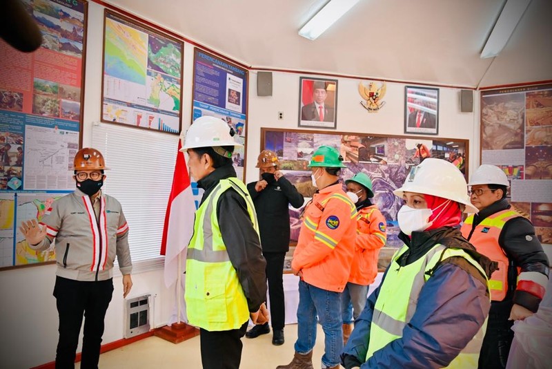 Presiden Joko Widodo dan Ibu Iriana Joko Widodo bersama rombongan dengan mengendarai kendaraan roda empat menuju Tambang Grasberg milik PT Freeport Indonesia (PTFI) di Distrik Tembagapura, Kabupaten Mimika pada Kamis, 1 September 2022 pukul 07.00 Waktu Indonesia Timur (WIT). (Dok: Biro Pers Sekretariat Presiden) Presiden Joko Widodo dan Ibu Iriana Joko Widodo bersama rombongan dengan mengendarai kendaraan roda empat menuju Tambang Grasberg milik PT Freeport Indonesia (PTFI) di Distrik Tembagapura, Kabupaten Mimika pada Kamis, 1 September 2022 pukul 07.00 Waktu Indonesia Timur (WIT). (Dok: Biro Pers Sekretariat Presiden)