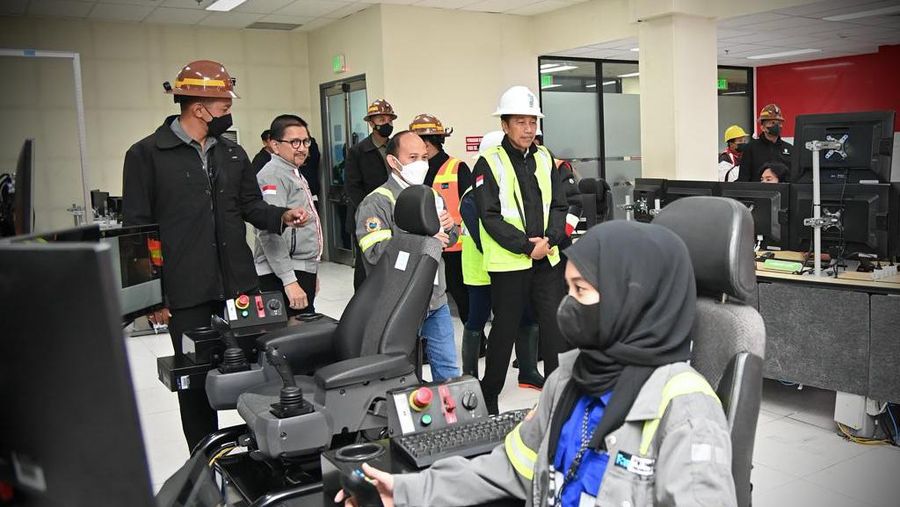 Presiden Joko Widodo dan Ibu Iriana Joko Widodo meninjau Tambang Grasberg milik PT Freeport Indonesia (PTFI) di Distrik Tembagapura, Kabupaten Mimika pada Kamis, 1 September 2022. Di Grasberg, Presiden dan Ibu Iriana mengunjungi Museum Bunaken untuk mendapatkan penjelasan tentang sejarah pertambangan PTFI. (Dok: Biro Pers Sekretariat Presiden)