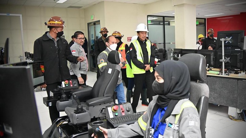 Presiden Joko Widodo dan Ibu Iriana Joko Widodo meninjau Tambang Grasberg milik PT Freeport Indonesia (PTFI) di Distrik Tembagapura, Kabupaten Mimika pada Kamis, 1 September 2022. Di Grasberg, Presiden dan Ibu Iriana mengunjungi Museum Bunaken untuk mendapatkan penjelasan tentang sejarah pertambangan PTFI. (Dok: Biro Pers Sekretariat Presiden)