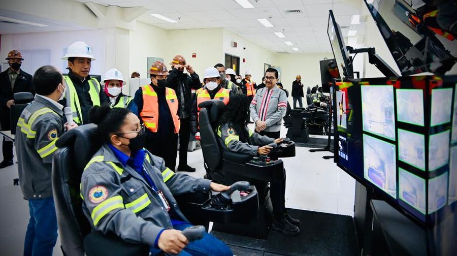 Presiden Joko Widodo merasa bangga saat melihat putra-putri Indonesia menjadi tenaga ahli berkemampuan khusus yang piawai mengoperasikan alat berat pertambangan berteknologi 5G di Mimika, Papua. (Dok: Biro Pers Sekretariat Presiden)
