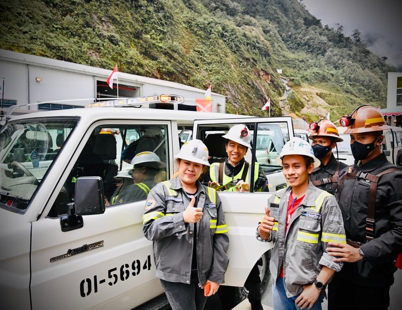 Presiden Joko Widodo dan Ibu Iriana Joko Widodo meninjau Tambang Grasberg milik PT Freeport Indonesia (PTFI) di Distrik Tembagapura, Kabupaten Mimika pada Kamis, 1 September 2022. Di Grasberg, Presiden dan Ibu Iriana mengunjungi Museum Bunaken untuk mendapatkan penjelasan tentang sejarah pertambangan PTFI. (Dok: Biro Pers Sekretariat Presiden) Presiden Joko Widodo dan Ibu Iriana Joko Widodo meninjau Tambang Grasberg milik PT Freeport Indonesia (PTFI) di Distrik Tembagapura, Kabupaten Mimika pada Kamis, 1 September 2022. Di Grasberg, Presiden dan Ibu Iriana mengunjungi Museum Bunaken untuk mendapatkan penjelasan tentang sejarah pertambangan PTFI. (Dok: Biro Pers Sekretariat Presiden)