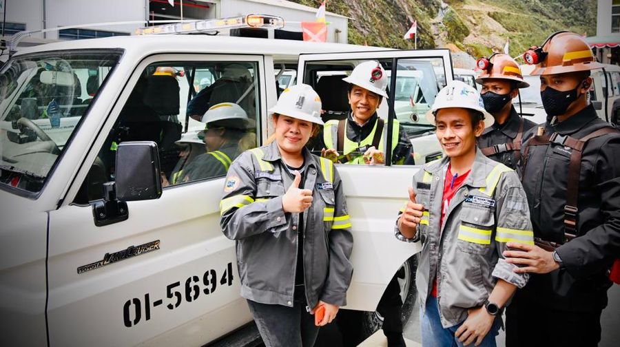 Presiden Joko Widodo dan Ibu Iriana Joko Widodo meninjau Tambang Grasberg milik PT Freeport Indonesia (PTFI) di Distrik Tembagapura, Kabupaten Mimika pada Kamis, 1 September 2022. Di Grasberg, Presiden dan Ibu Iriana mengunjungi Museum Bunaken untuk mendapatkan penjelasan tentang sejarah pertambangan PTFI. (Dok: Biro Pers Sekretariat Presiden)