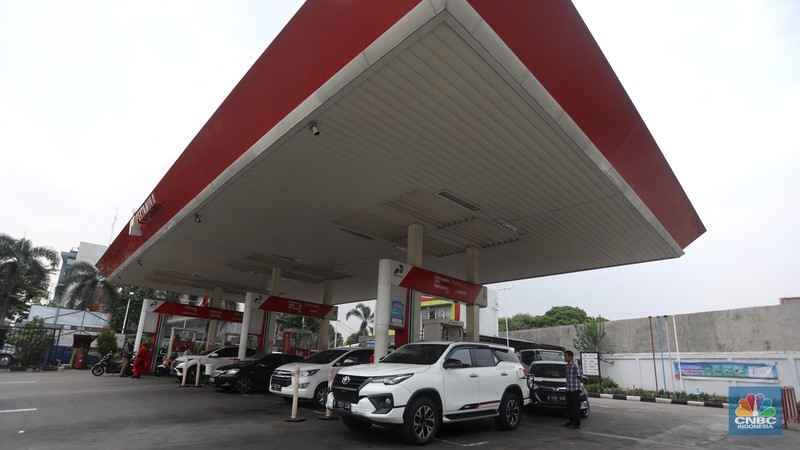 Sejumlah kendaraaan mengisi BBM di salah satu SPBU Pertamina, Jakarta, Kamis (1/9/2022). PT Pertamina (Persero) resmi menurunkan tiga harga Bahan Bakar Minyak (BBM) non subsidi di seluruh provinsi mulai hari ini, Kamis, 1 September 2022. (CNBC Indonesia/Andrean Kristianto)