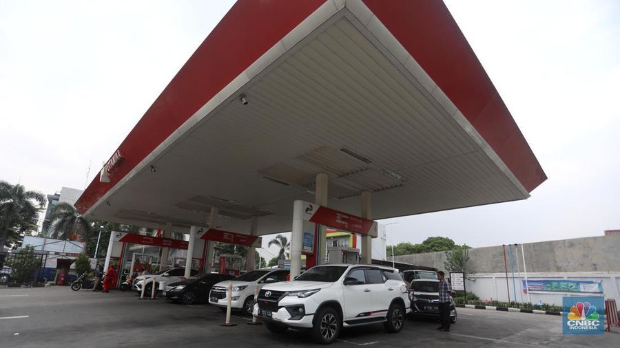 Sejumlah kendaraaan mengisi BBM di salah satu SPBU Pertamina, Jakarta, Kamis (1/9/2022). PT Pertamina (Persero) resmi menurunkan tiga harga Bahan Bakar Minyak (BBM) non subsidi di seluruh provinsi mulai hari ini, Kamis, 1 September 2022. (վ/Andrean Kristianto)