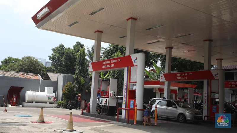 Sejumlah kendaraaan mengisi BBM di salah satu SPBU Pertamina, Jakarta, Kamis (1/9/2022). PT Pertamina (Persero) resmi menurunkan tiga harga Bahan Bakar Minyak (BBM) non subsidi di seluruh provinsi mulai hari ini, Kamis, 1 September 2022. (CNBC Indonesia/Andrean Kristianto)