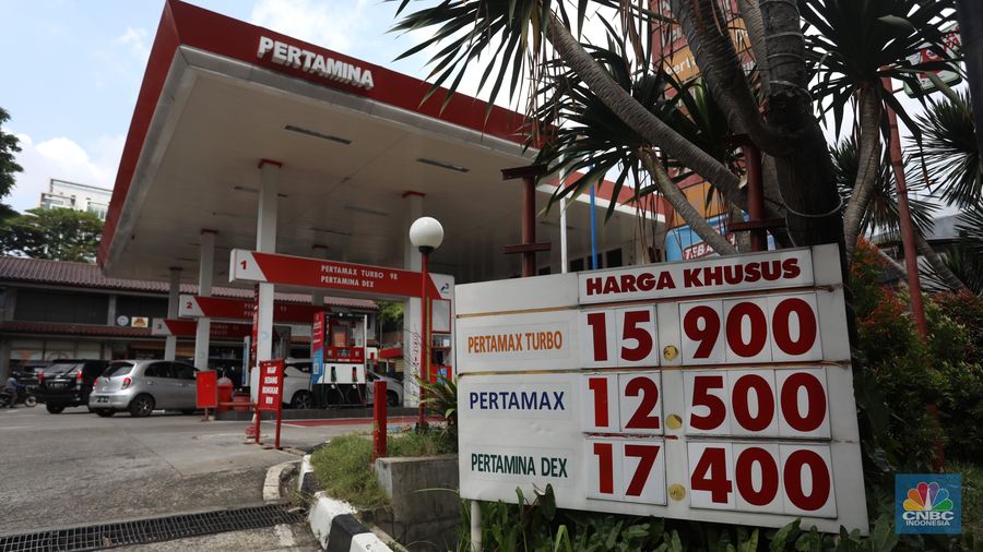 Sejumlah kendaraaan mengisi BBM di salah satu SPBU Pertamina, Jakarta, Kamis (1/9/2022). PT Pertamina (Persero) resmi menurunkan tiga harga Bahan Bakar Minyak (BBM) non subsidi di seluruh provinsi mulai hari ini, Kamis, 1 September 2022. (վ/Andrean Kristianto)