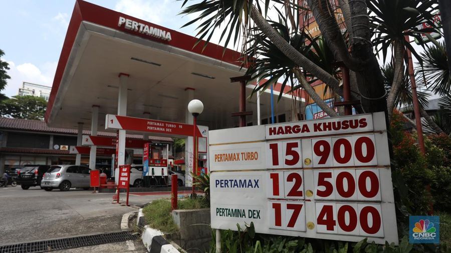 Sejumlah kendaraaan mengisi BBM di salah satu SPBU Pertamina, Jakarta, Kamis (1/9/2022). PT Pertamina (Persero) resmi menurunkan tiga harga Bahan Bakar Minyak (BBM) non subsidi di seluruh provinsi mulai hari ini, Kamis, 1 September 2022. (CNBC Indonesia/Andrean Kristianto)