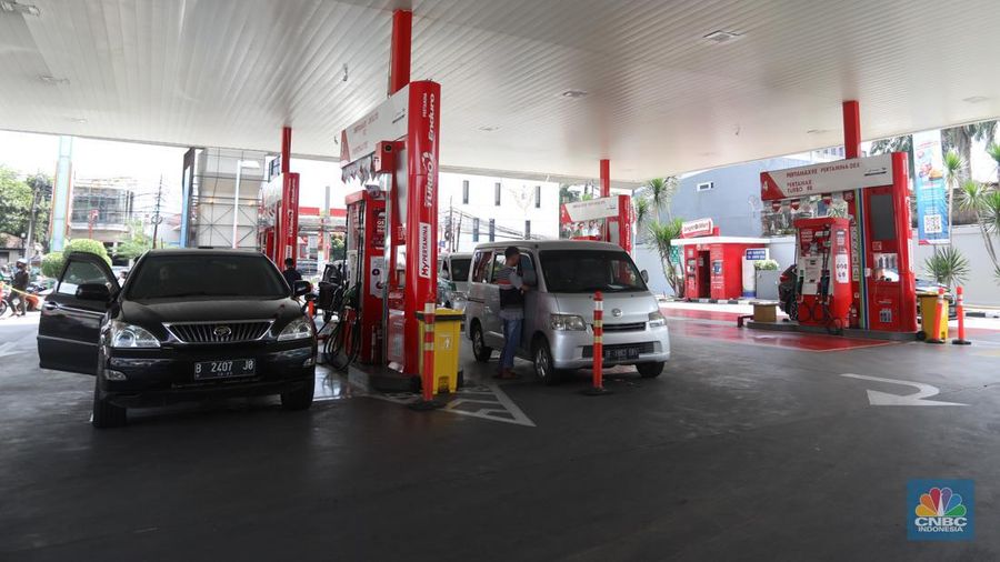 Sejumlah kendaraaan mengisi BBM di salah satu SPBU Pertamina, Jakarta, Kamis (1/9/2022). PT Pertamina (Persero) resmi menurunkan tiga harga Bahan Bakar Minyak (BBM) non subsidi di seluruh provinsi mulai hari ini, Kamis, 1 September 2022. (CNBC Indonesia/Andrean Kristianto)