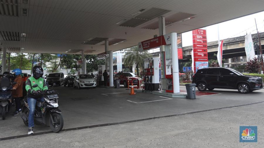 Sejumlah kendaraaan mengisi BBM di salah satu SPBU Pertamina, Jakarta, Kamis (1/9/2022). PT Pertamina (Persero) resmi menurunkan tiga harga Bahan Bakar Minyak (BBM) non subsidi di seluruh provinsi mulai hari ini, Kamis, 1 September 2022. (CNBC Indonesia/Andrean Kristianto)
