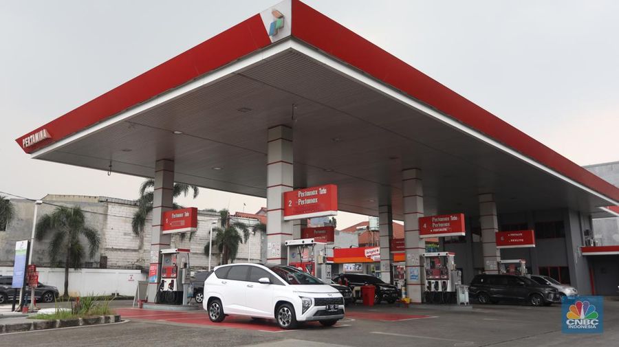 Sejumlah kendaraaan mengisi BBM di salah satu SPBU Pertamina, Jakarta, Kamis (1/9/2022). PT Pertamina (Persero) resmi menurunkan tiga harga Bahan Bakar Minyak (BBM) non subsidi di seluruh provinsi mulai hari ini, Kamis, 1 September 2022. (CNBC Indonesia/Andrean Kristianto)