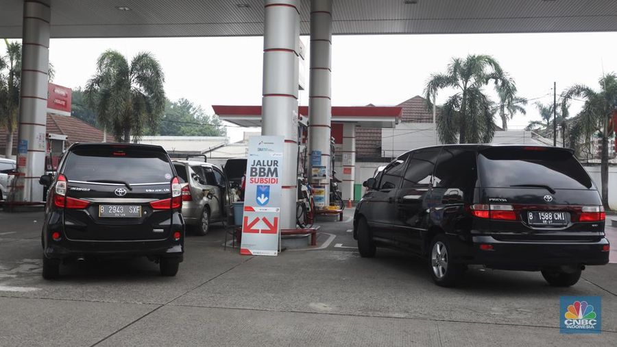 Sejumlah kendaraaan mengisi BBM di salah satu SPBU Pertamina, Jakarta, Kamis (1/9/2022). PT Pertamina (Persero) resmi menurunkan tiga harga Bahan Bakar Minyak (BBM) non subsidi di seluruh provinsi mulai hari ini, Kamis, 1 September 2022. (վ/Andrean Kristianto)