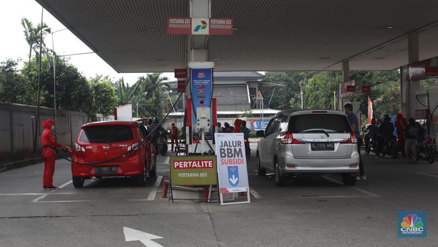 Sejumlah kendaraaan mengisi BBM di salah satu SPBU Pertamina, Jakarta, Kamis (1/9/2022). PT Pertamina (Persero) resmi menurunkan tiga harga Bahan Bakar Minyak (BBM) non subsidi di seluruh provinsi mulai hari ini, Kamis, 1 September 2022. (վ/Andrean Kristianto)