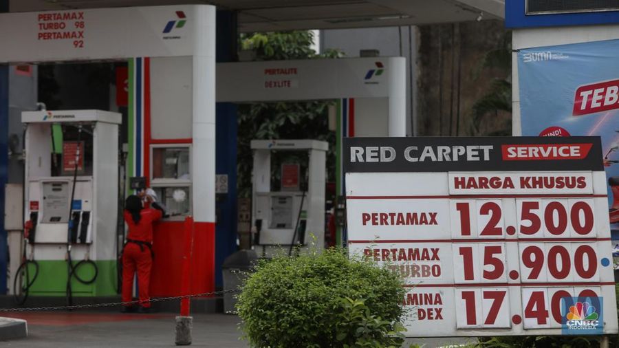 Sejumlah kendaraaan mengisi BBM di salah satu SPBU Pertamina, Jakarta, Kamis (1/9/2022). PT Pertamina (Persero) resmi menurunkan tiga harga Bahan Bakar Minyak (BBM) non subsidi di seluruh provinsi mulai hari ini, Kamis, 1 September 2022. (CNBC Indonesia/Andrean Kristianto)