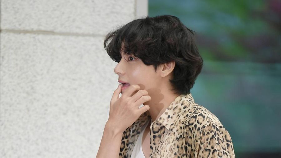 V BTS terlihat meninggalkan Bandara Internasional Gimpo untuk CELINE Men's Summer 2023 Fashion Show pada 24 Juni 2022 di Seoul, Korea Selatan. (ImaZins via Getty Images)