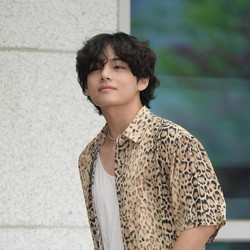 Bikin Tersentuh! V BTS Danai Perawatan Anjing Liar di Meksiko
