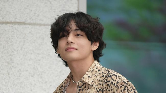 Netizen Heboh, V BTS Like Foto Aktris Wanita Ini