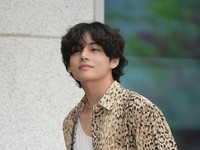 Jennie dan Taehyung 'V' BTS Kepergok Pegangan Tangan di Paris