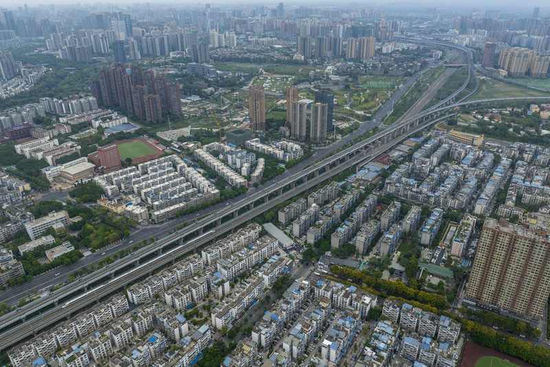 Foto udara menunjukkan jalam utama kota China sepi akibat lonjakan kasus covid (lockdown). (News Service via Getty Images) Foto udara menunjukkan jalam utama kota China sepi akibat lonjakan kasus covid (lockdown). (News Service via Getty Images)
