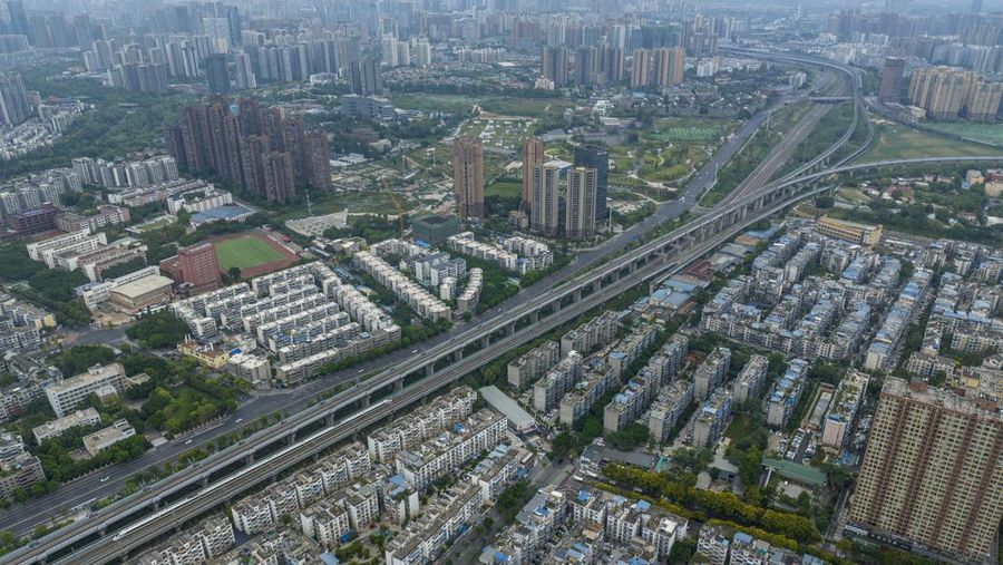 Foto udara menunjukkan jalam utama kota China sepi akibat lonjakan kasus covid (lockdown). (News Service via Getty Images)
