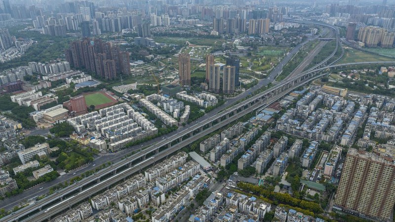 Foto udara menunjukkan jalam utama kota China sepi akibat lonjakan kasus covid (lockdown). (News Service via Getty Images)