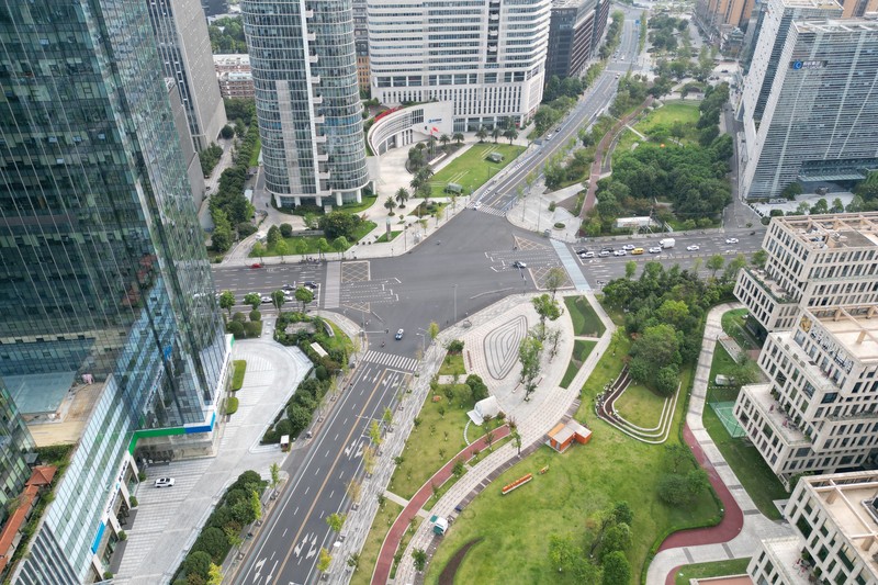 Foto udara menunjukkan jalam utama kota China sepi akibat lonjakan kasus covid (lockdown). (News Service via Getty Images)