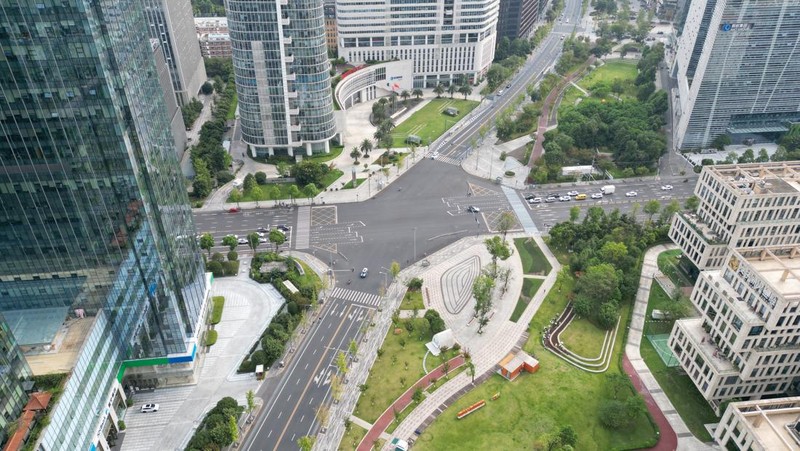 Foto udara menunjukkan jalam utama kota China sepi akibat lonjakan kasus covid (lockdown). (News Service via Getty Images)