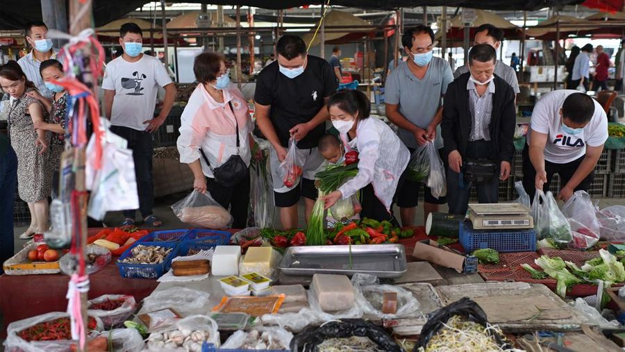 Pembeli terlihat di pasar basah saat Chengdu memberlakukan kontrol statis di seluruh kota untuk mengekang wabah COVID-19 baru pada 1 September 2022 di Chengdu, Provinsi Sichuan, China. (VCG via Getty Images/VCG)