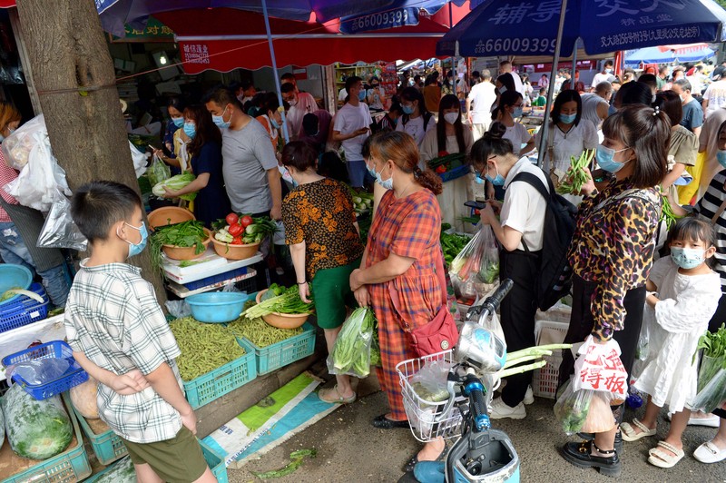 Foto udara menunjukkan jalam utama kota China sepi akibat lonjakan kasus covid (lockdown). (News Service via Getty Images)