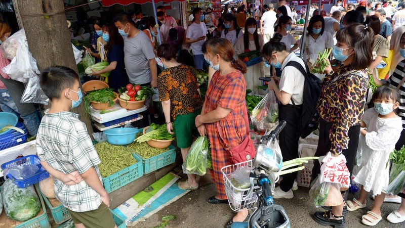 Foto udara menunjukkan jalam utama kota China sepi akibat lonjakan kasus covid (lockdown). (News Service via Getty Images)
