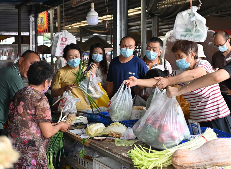 Foto udara menunjukkan jalam utama kota China sepi akibat lonjakan kasus covid (lockdown). (News Service via Getty Images)