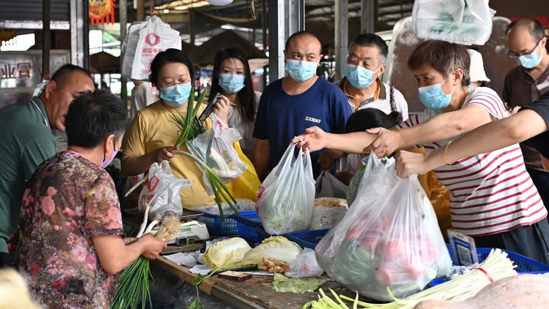 Foto udara menunjukkan jalam utama kota China sepi akibat lonjakan kasus covid (lockdown). (News Service via Getty Images)
