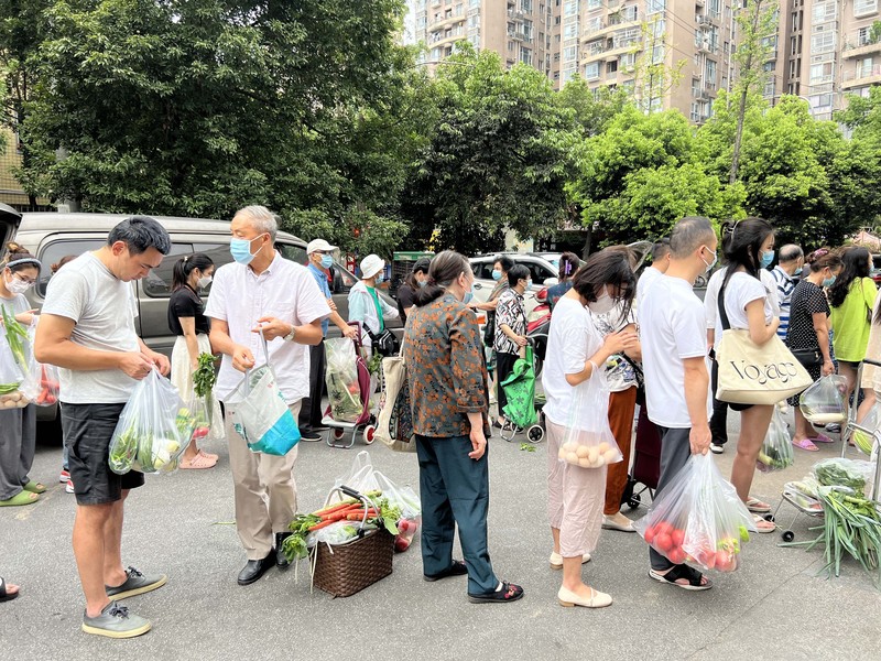 Foto udara menunjukkan jalam utama kota China sepi akibat lonjakan kasus covid (lockdown). (News Service via Getty Images)