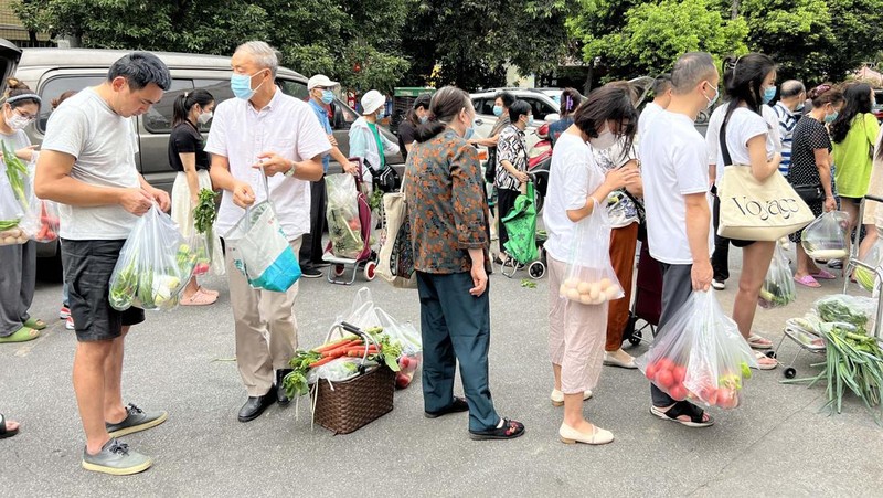 Foto udara menunjukkan jalam utama kota China sepi akibat lonjakan kasus covid (lockdown). (News Service via Getty Images)