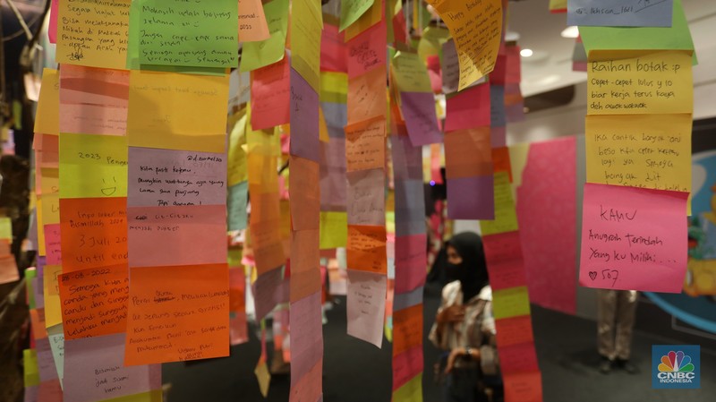 Pengunjung berfoto di salah satu instalasi seni yang dipamerkan dalam gelaran Pop Art Jakarta 2022 di Senayan Park, Jakarta. (CNBC Indonesia/Andrean Kristianto) Pengunjung berfoto di salah satu instalasi seni yang dipamerkan dalam gelaran Pop Art Jakarta 2022 di Senayan Park, Jakarta. (CNBC Indonesia/Andrean Kristianto)