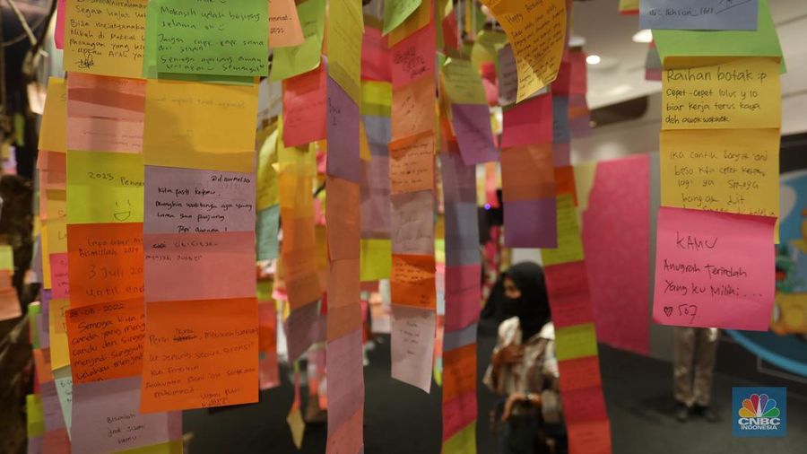Pengunjung berfoto di salah satu instalasi seni yang dipamerkan dalam gelaran Pop Art Jakarta 2022 di Senayan Park, Jakarta. (CNBC Indonesia/Andrean Kristianto)
