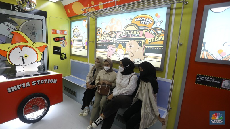 Pengunjung berfoto di salah satu instalasi seni yang dipamerkan dalam gelaran Pop Art Jakarta 2022 di Senayan Park, Jakarta. (CNBC Indonesia/Andrean Kristianto)