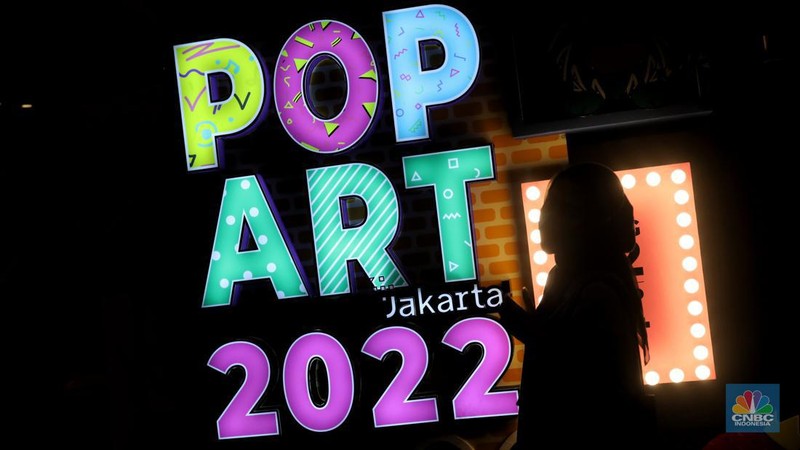 Pengunjung berfoto di salah satu instalasi seni yang dipamerkan dalam gelaran Pop Art Jakarta 2022 di Senayan Park, Jakarta. (CNBC Indonesia/Andrean Kristianto)