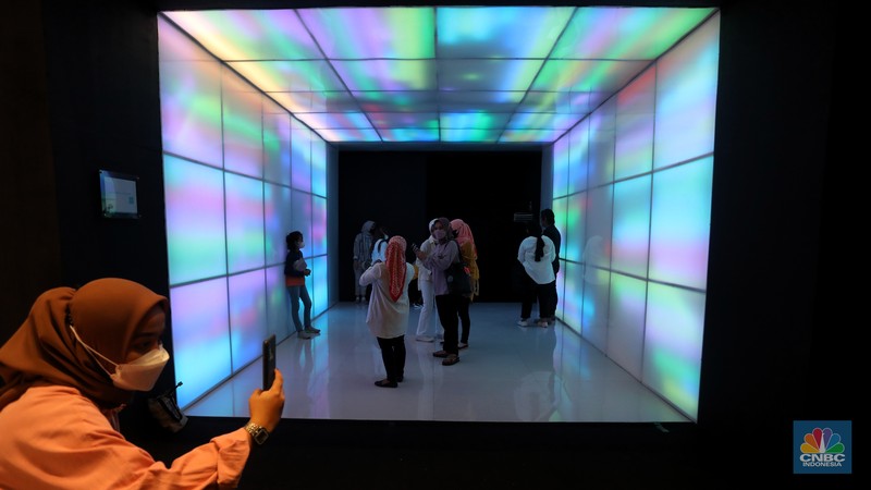Pengunjung berfoto di salah satu instalasi seni yang dipamerkan dalam gelaran Pop Art Jakarta 2022 di Senayan Park, Jakarta. (CNBC Indonesia/Andrean Kristianto)