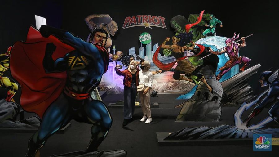 Pengunjung berfoto di salah satu instalasi seni yang dipamerkan dalam gelaran Pop Art Jakarta 2022 di Senayan Park, Jakarta. (CNBC Indonesia/Andrean Kristianto)